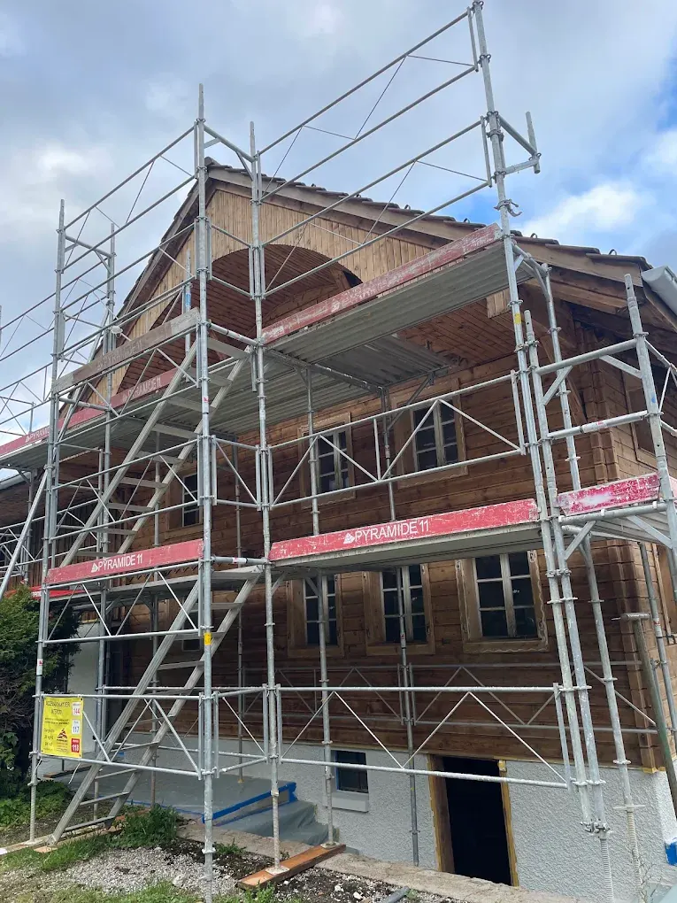 Le même chalet sous échafaudage pendant les travaux