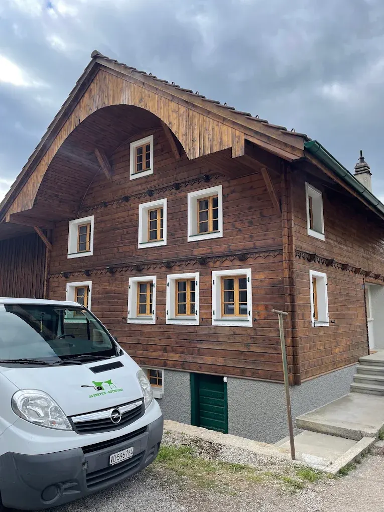 Chalet en bois après travaux, avec le véhicule GS Service devant