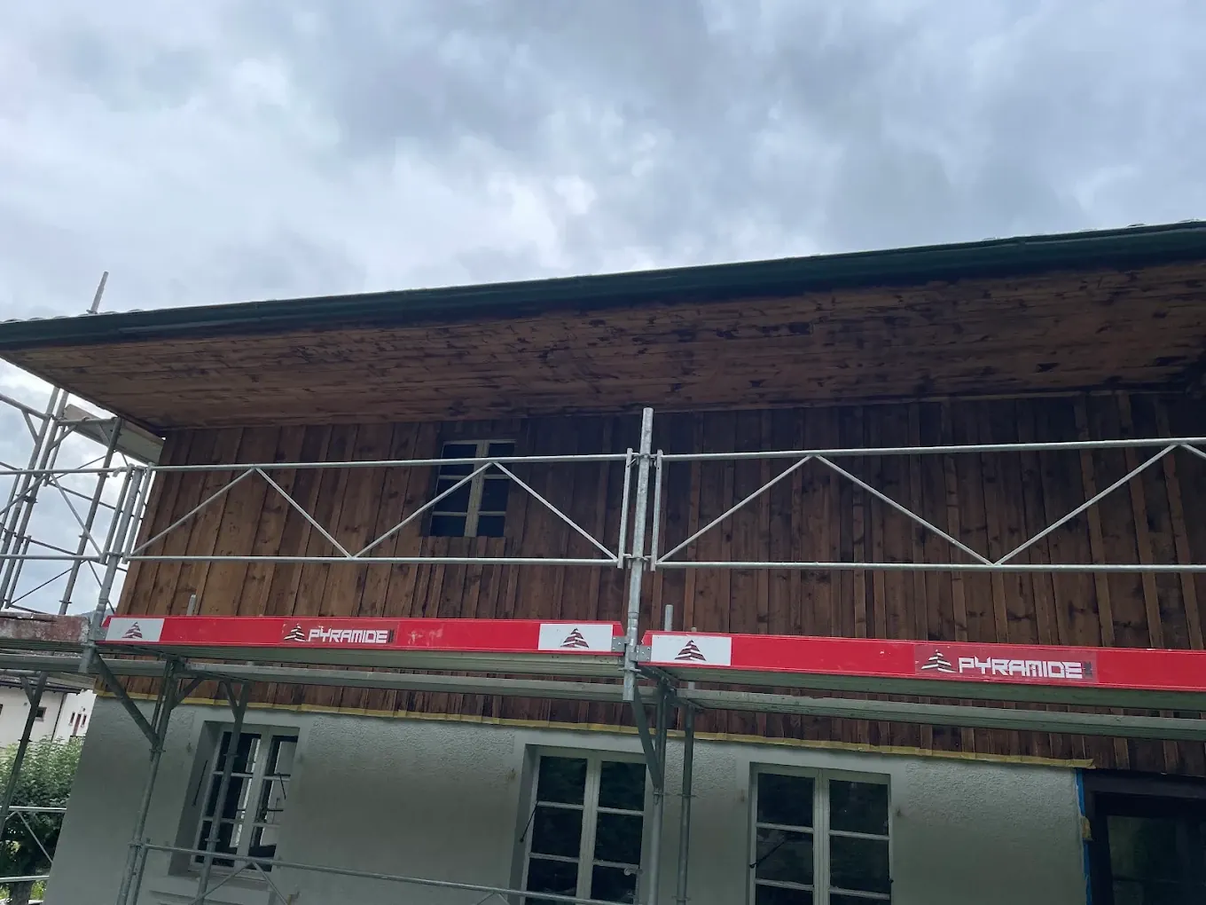 Échafaudage monté contre une façade en bois