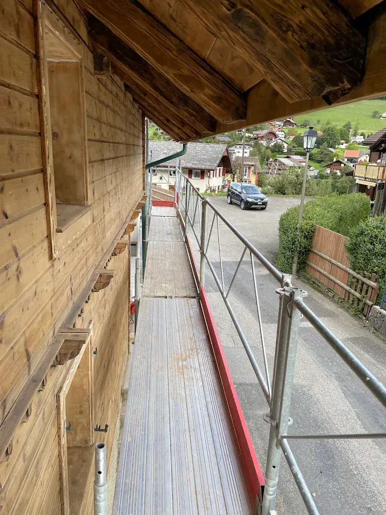 Façade en bois vue depuis l’échafaudage, vue sur le village