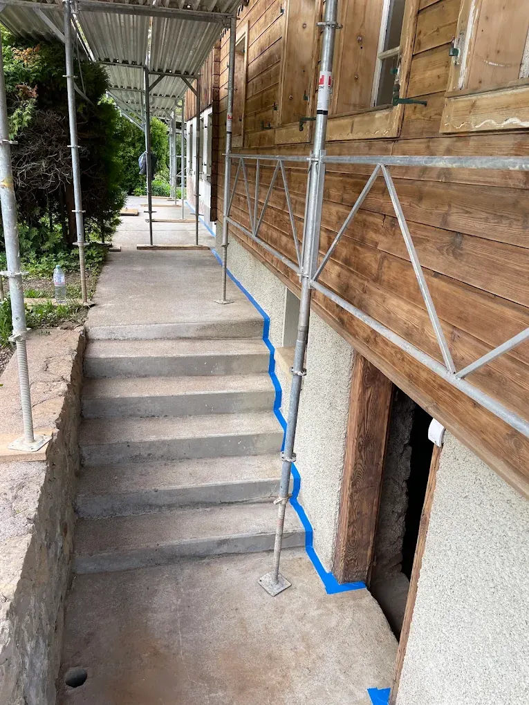 Escalier et soubassement protégés au ruban avant peinture