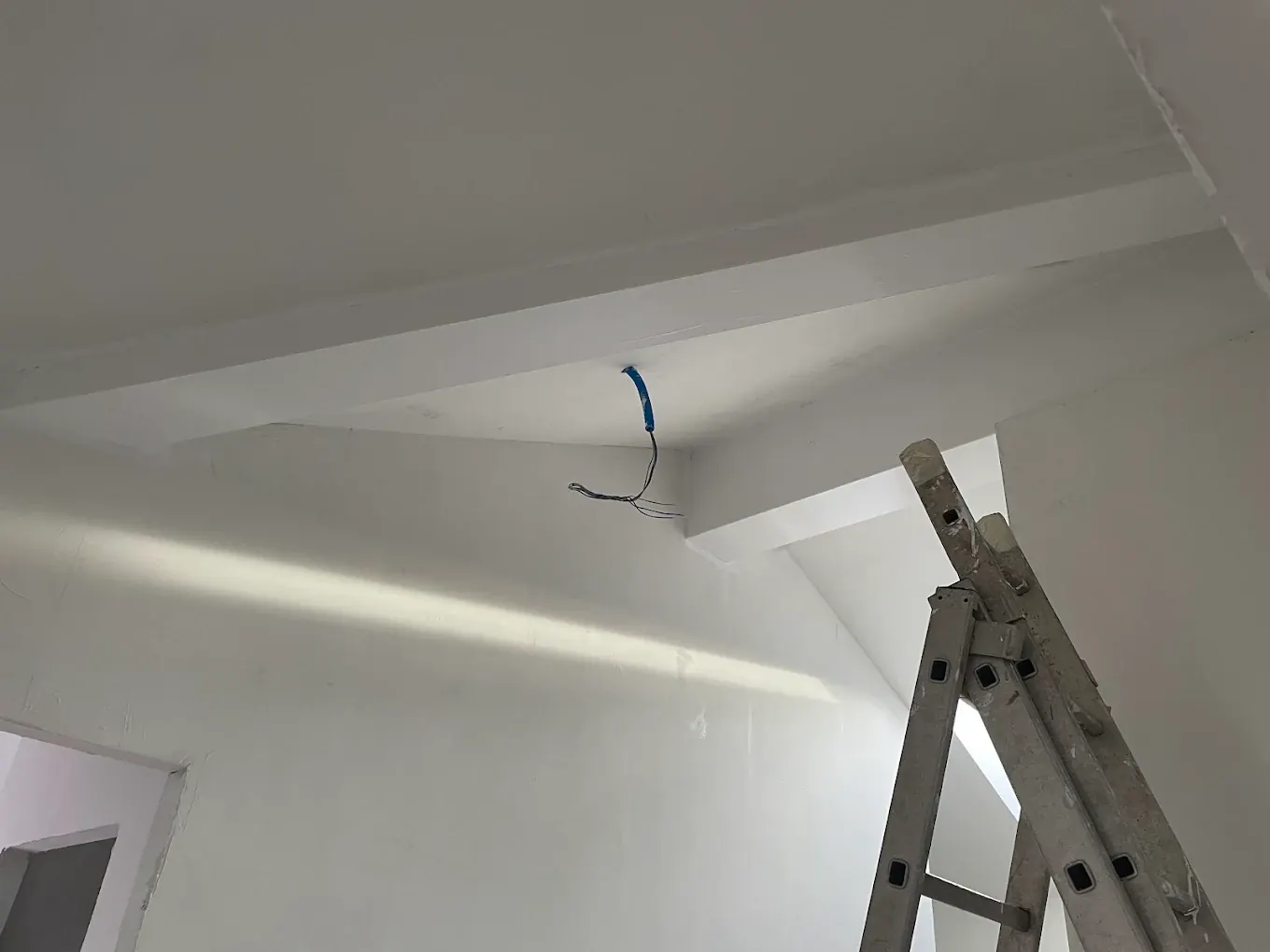 Plafond et poutres repeints en blanc